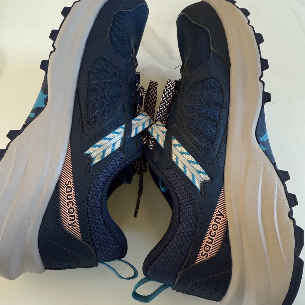 Saucony women’s' Navy and Teal Sneakers - Picture 7 of 8
